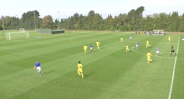 Học viên U14 học viện bóng đá Ipswich ghi bàn như Barcelona